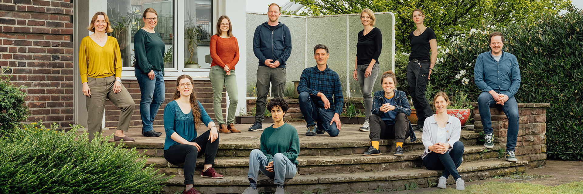 Das aktuelle Team auf der Veranda der Firma öKon